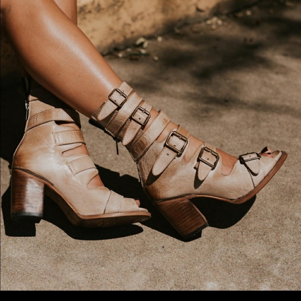 FREEBIRD BOND TAUPE SANDALS EUC SZ 10